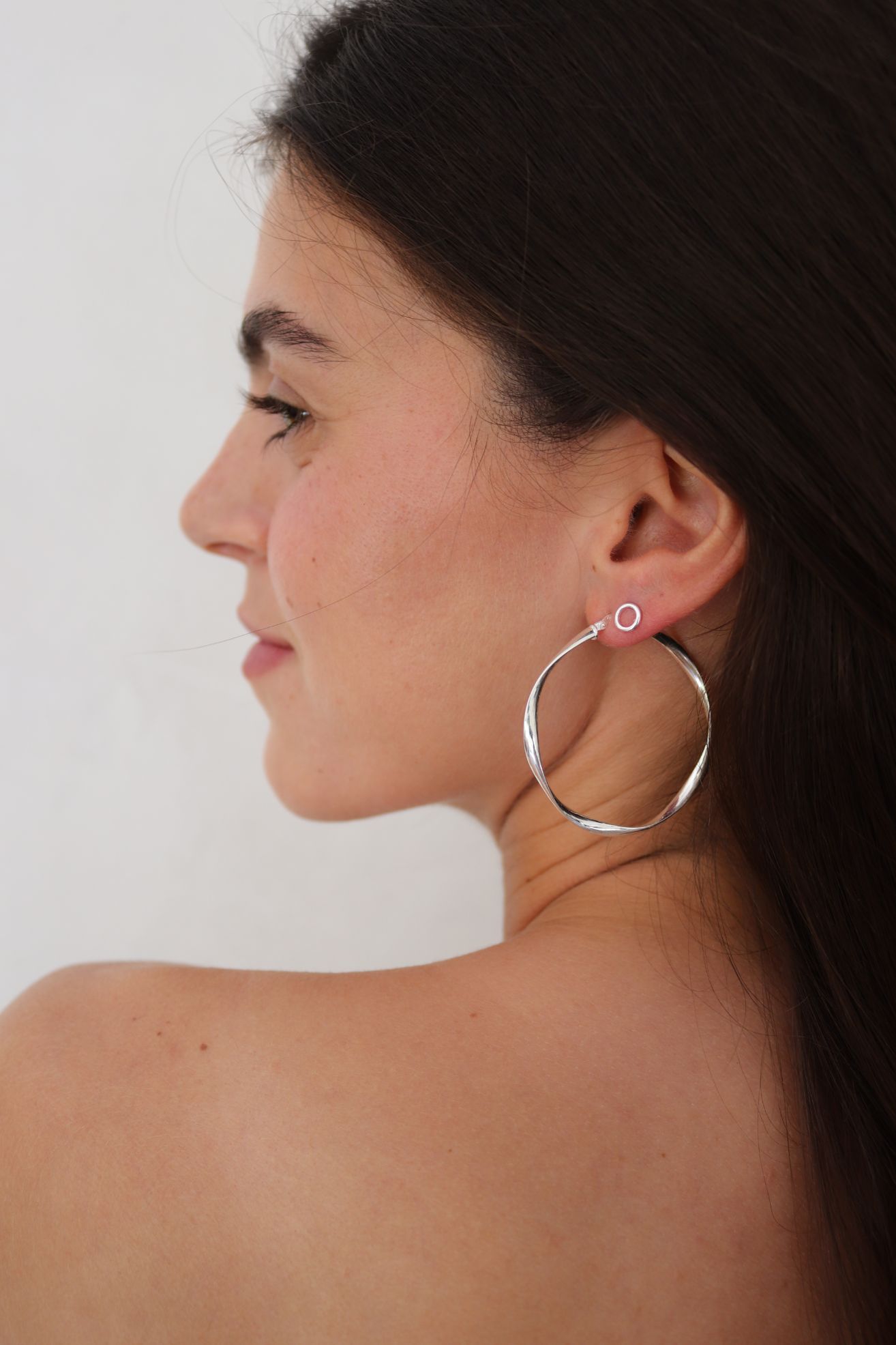 עגילי חישוק מפותלים בצורה גלית מכסף 925