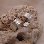 עגילי חישוק קטנים ועבים בטקסטורה מרוקעת מכסף 925