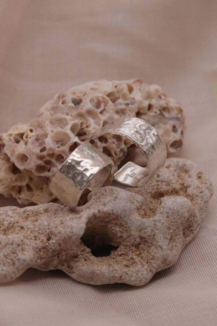 עגילי חישוק קטנים ועבים בטקסטורה מרוקעת מכסף 925