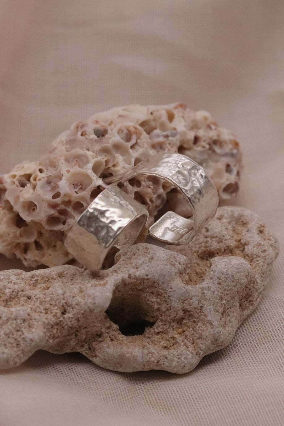 עגילי חישוק קטנים ועבים בטקסטורה מרוקעת מכסף 925