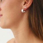 עגילי חישוק קטנים ועבים בטקסטורה מרוקעת מכסף 925