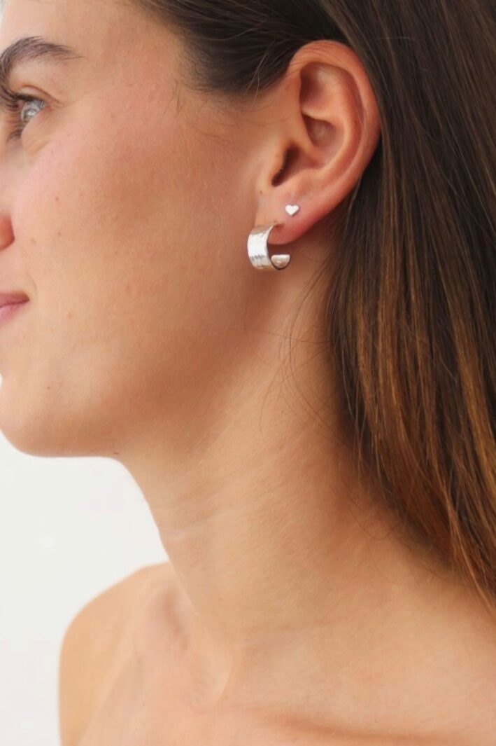 עגילי חישוק קטנים ועבים בטקסטורה מרוקעת מכסף 925