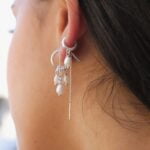 עגילי חישוק קטנים מכסף בשילוב פנינים לבנות בצורת טיפה