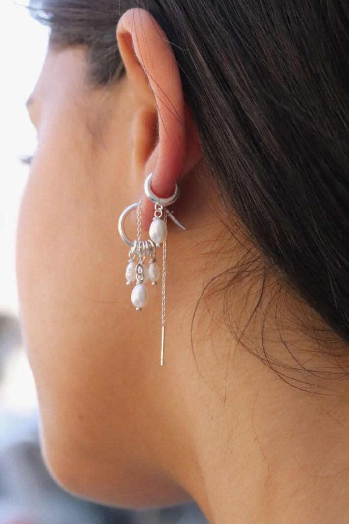 עגילי חישוק קטנים מכסף בשילוב פנינים לבנות בצורת טיפה