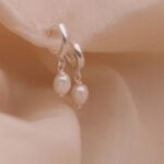 עגילי חישוק קטנים מכסף טהור 925 עם פנינים לבנות קטנות.jpg