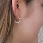 עגילי חישוק קטנים מסולסלים מכסף טהור 925 עמידים במים.jpg