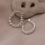 עגילי חישוק קטנים מסולסלים מכסף טהור 925 עמידים במים.jpg