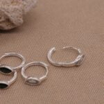 עגילי חישוק קטנים משובצים שיבוץ לבן או שחור מכסף 925 (1)