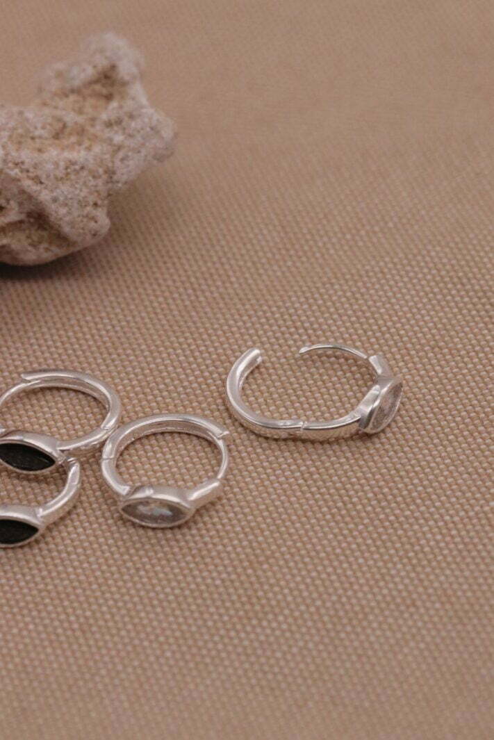 עגילי חישוק קטנים משובצים שיבוץ לבן או שחור מכסף 925 (1)