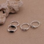 עגילי חישוק קטנים משובצים שיבוץ לבן או שחור מכסף 925 (2)