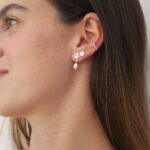 עגילי פרח פלומריה צמודים לאוזן עם פנינה לבנה בצורת טיפה כסף 925 01 (1)