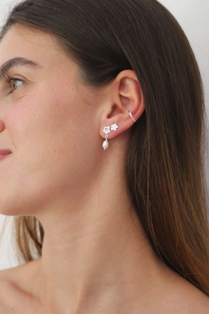 עגילי פרח פלומריה צמודים לאוזן עם פנינה לבנה בצורת טיפה כסף 925 01 (1)