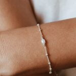 צמיד כדוריות עדין עם פנינה לבנה קטנה מכסף טהור 925 2 (1)