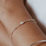 צמיד כדוריות עדין עם פנינה לבנה קטנה מכסף טהור 925 2 (2)