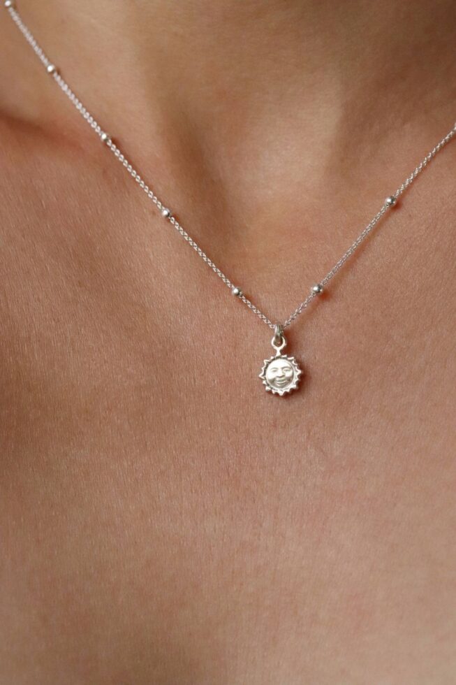 שרשרת כדוריות עדינה עם תליון שמש קטנה מכסף 925