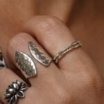 טבעת מסיבית פתוחה בטקסטורה מרוקעת מכסף 925