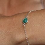 צמיד לולאות עדין בשילוב אבן חן אמרלד ירוקה בצורת טיפה מכסף אמיתי 925