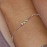 צמיד לולאות עדין מכסף עם אבן חן פרידוט אליפסה בגווני ירוק זית מכסף 925