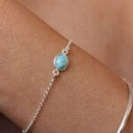 צמיד לולאות עדין בשילוב אבן חן לרימר בגווני תכלת מיוחדים. מיוצר מכסף 925