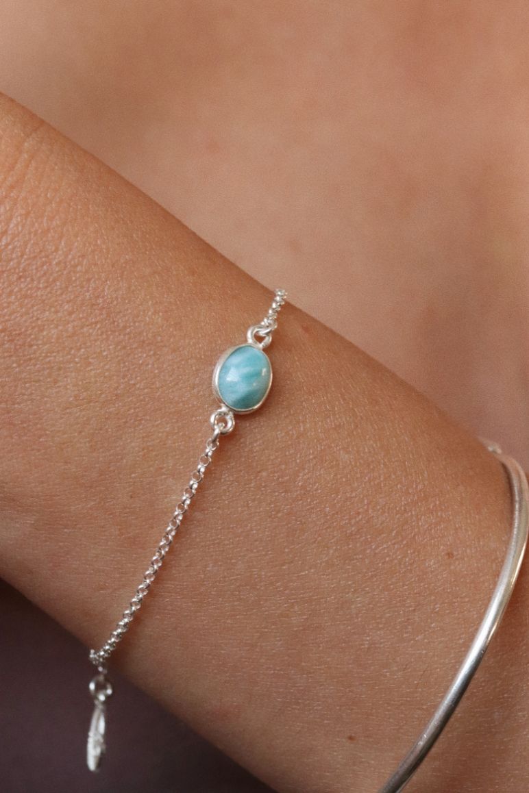 צמיד לולאות עדין בשילוב אבן חן לרימר בגווני תכלת מיוחדים. מיוצר מכסף 925