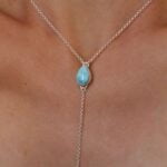 שרשרת עניבה לולאות עדינה בשילוב אבן חן לרימר בצורת תכלת ובגווני תכלת מטריפים. מיוצרת בעבודת יד מכסף 925