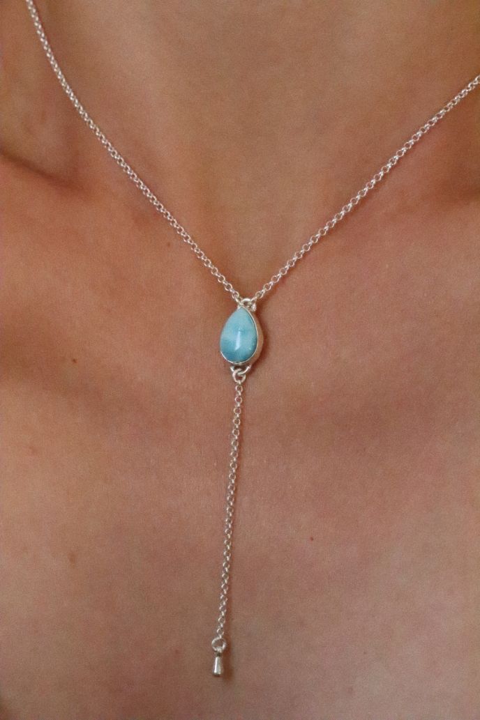 שרשרת עניבה לולאות עדינה בשילוב אבן חן לרימר בצורת תכלת ובגווני תכלת מטריפים. מיוצרת בעבודת יד מכסף 925