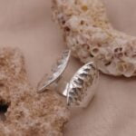 טבעת מסיבית פתוחה בטקסטורה מרוקעת מכסף 925