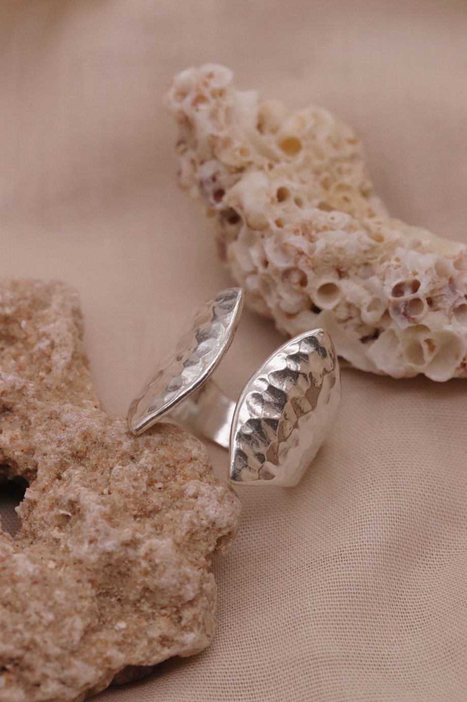 טבעת מסיבית פתוחה בטקסטורה מרוקעת מכסף 925