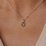 שרשרת כדוריות עדינה בשילוב אבן חן פרידוט ירוקה מכסף 925
