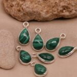 שרשרת כסף דקה ועדינה בשילוב תליון אבן חן מלכית ירוקה בצורת טיפה מכסף 925