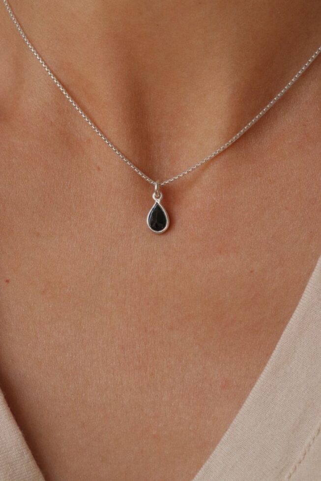 שרשרת חלקה ועדינה מכסף עם תליון אבן חן טורמלין שחור קטן בצורת טיפה