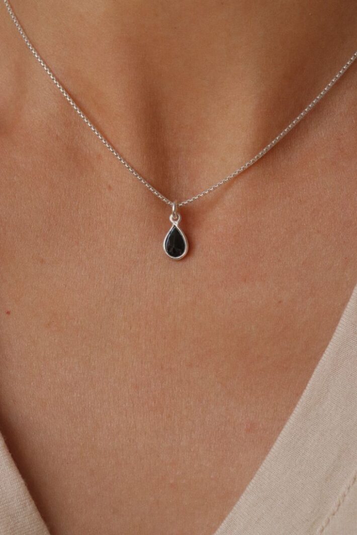 שרשרת חלקה ועדינה מכסף עם תליון אבן חן טורמלין שחור קטן בצורת טיפה