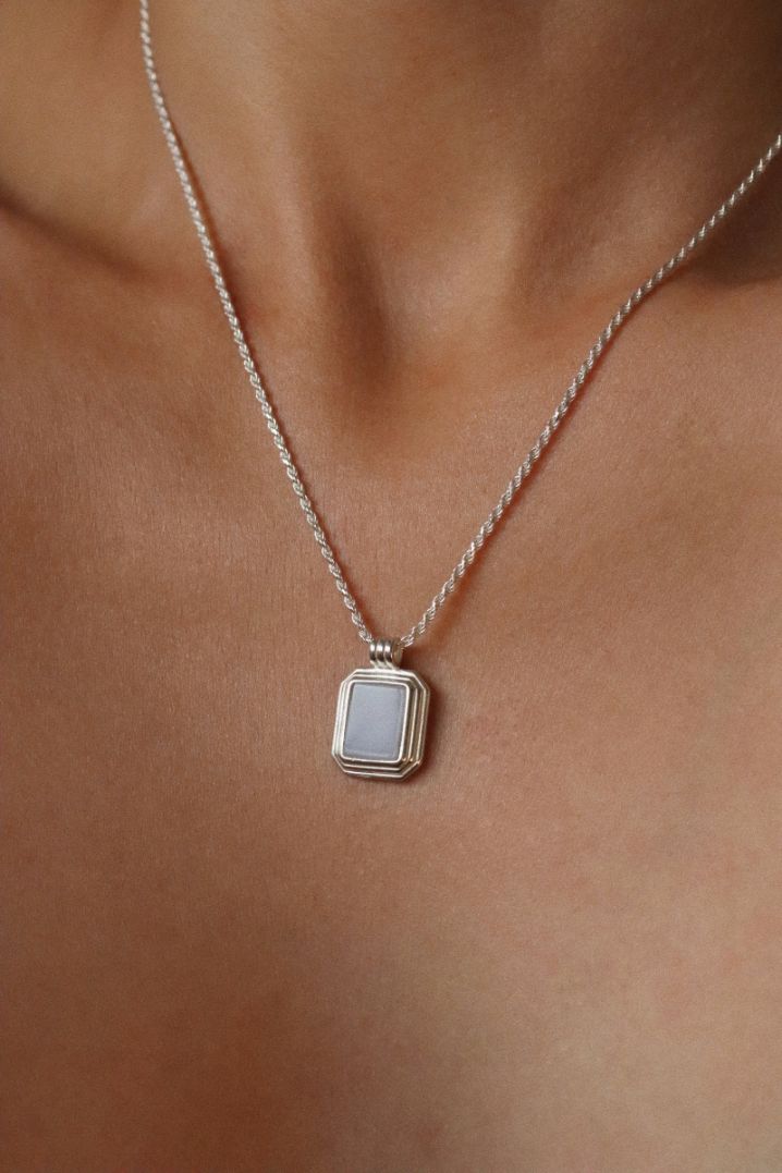 שרשרת חבל עדינה בשילוב תליון מלבן עם אבן בלו לייס תכלת מכסף 925