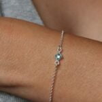 צמיד לולאות עדין עם אבן טופז קטנה מרובעת מכסף 925