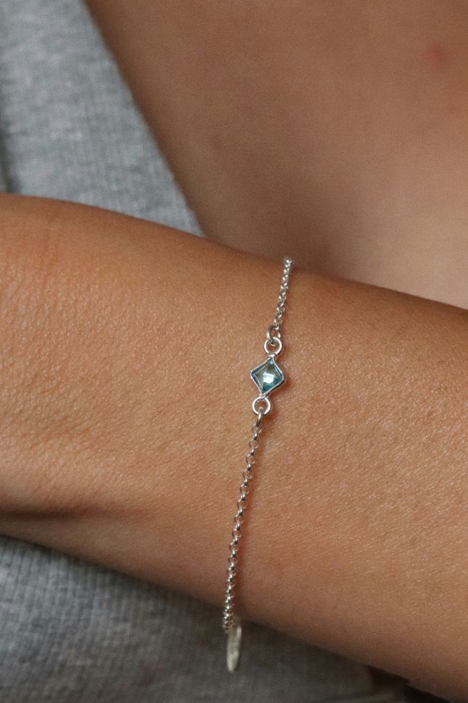 צמיד לולאות עדין עם אבן טופז קטנה מרובעת מכסף 925