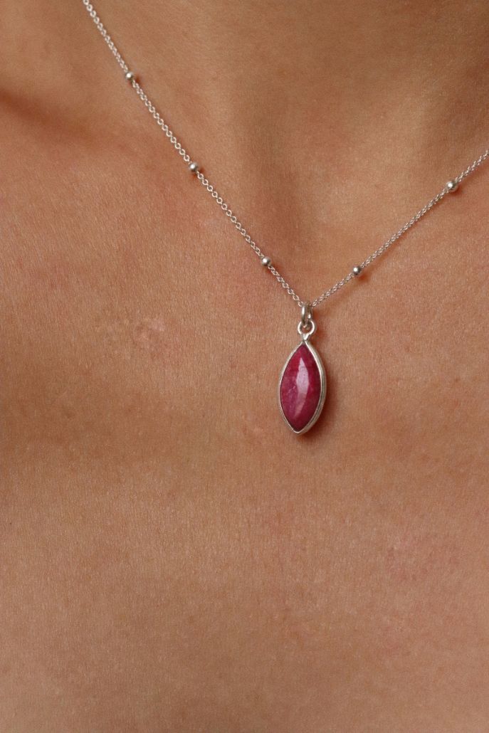 שרשרת כדוריות עדינה עם אבן חן רובי בורדו בצורת עין