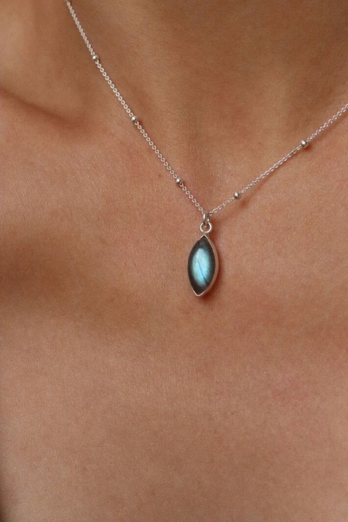 שרשרת כדוריות עדינה עם אבן חן לברדורייט אפורה מכסף 925