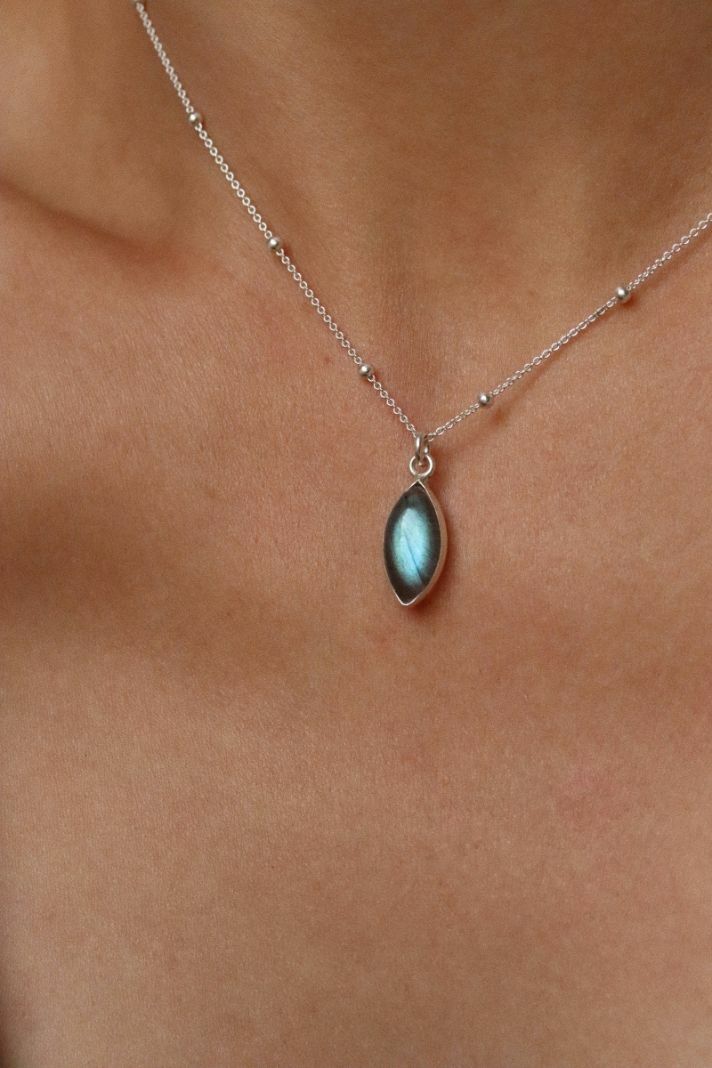 שרשרת כדוריות עדינה עם אבן חן לברדורייט אפורה מכסף 925