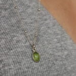 שרשרת כדוריות עדינה בשילוב אבן חן פרידוט ירוקה מכסף 925
