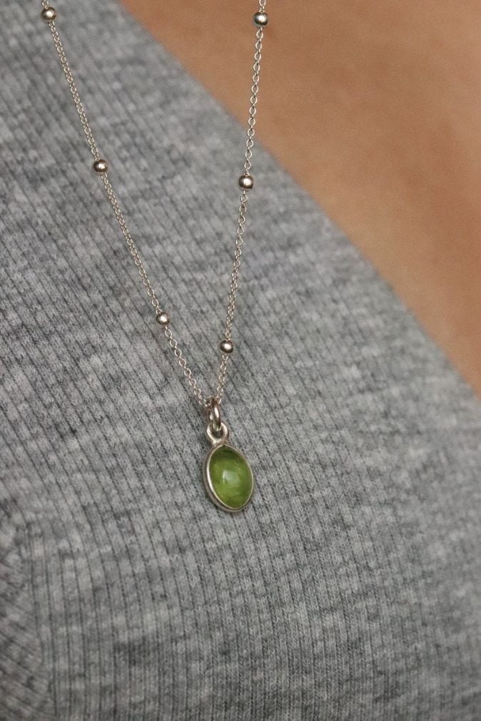 שרשרת כדוריות עדינה בשילוב אבן חן פרידוט ירוקה מכסף 925