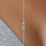 צמיד לולאות עדין עם אבן חן טופז תכלת קטנה מכסף 925