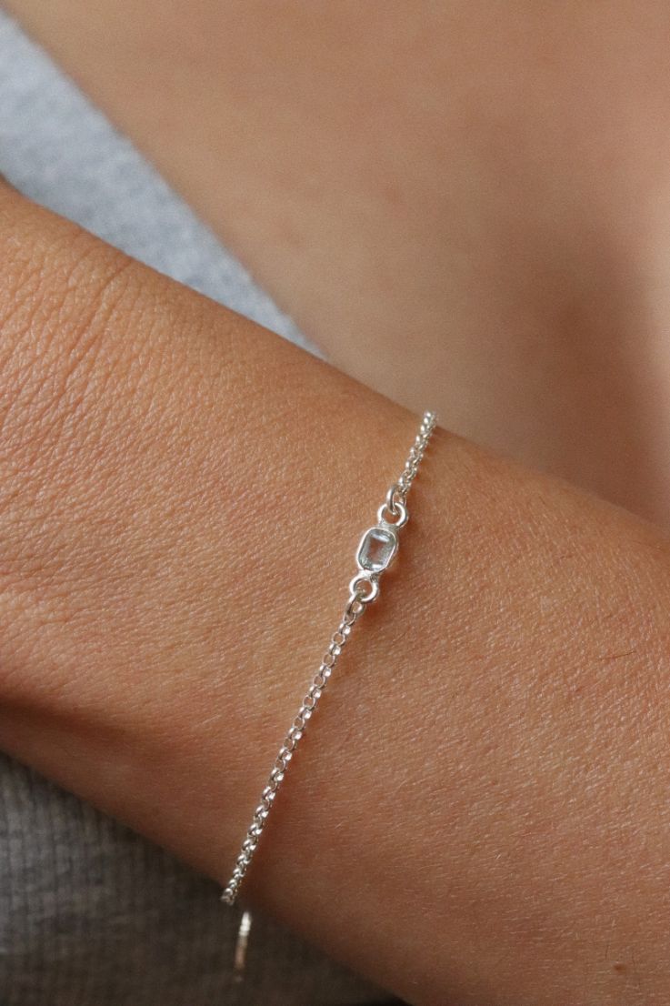 צמיד לולאות עדין עם אבן חן טופז תכלת קטנה מכסף 925