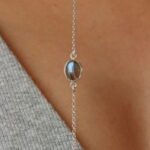 צמיד לולאות עדין בשילוב אבן לברדורייט אליפסה מכסף 925