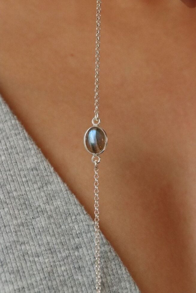 צמיד לולאות עדין בשילוב אבן לברדורייט אליפסה מכסף 925