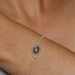 צמיד לולאות עדין בשילוב אבן לברדורייט אליפסה מכסף 925