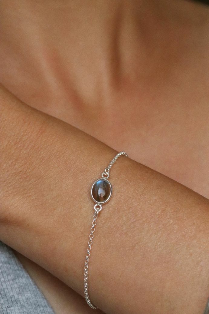 צמיד לולאות עדין בשילוב אבן לברדורייט אליפסה מכסף 925