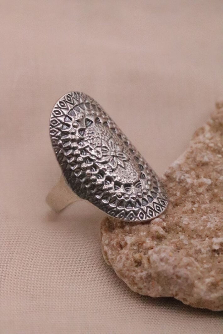 טבעת מעוטרת מוארכת עם נוכחות מכסף 925