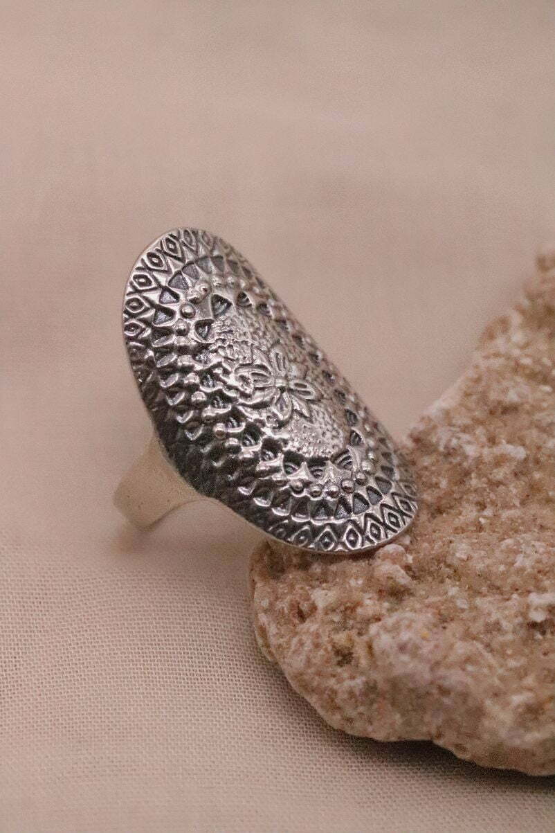 טבעת מעוטרת מוארכת עם נוכחות מכסף 925