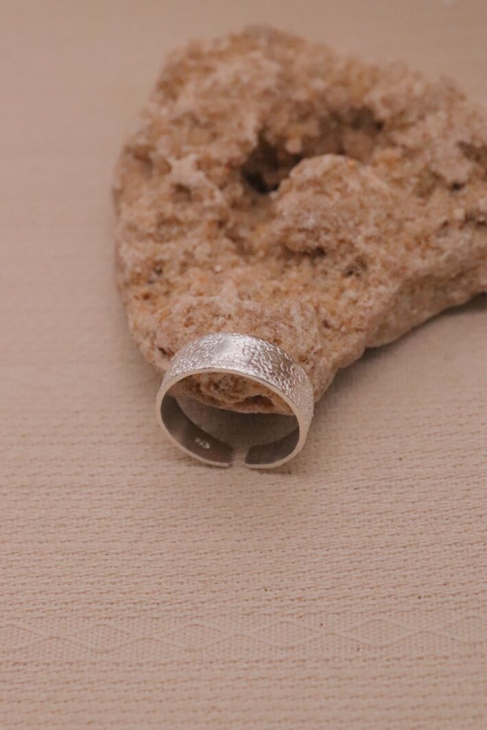 טבעת זרת עם טקסטורה כסף 925