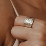 טבעת עבה מרוקעת מכסף 925